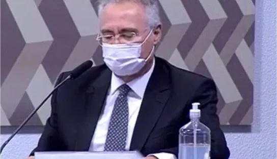 Durante CPI da Covid-19, Renan Calheiros troca nome em placa pelo número de vítimas da doença