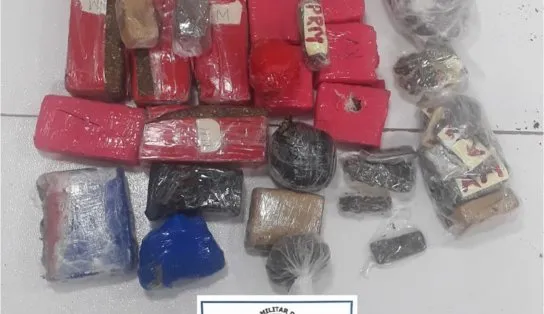 Policiais militares apreendem drogas na área externa de presídio em Salvador 