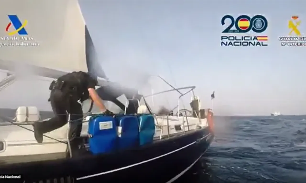 A bordo do veleiro estavam tr&ecirc;s tripulantes, sendo dois brasileiros e um cidad&atilde;o marroquino. | Foto: Redes Sociais
