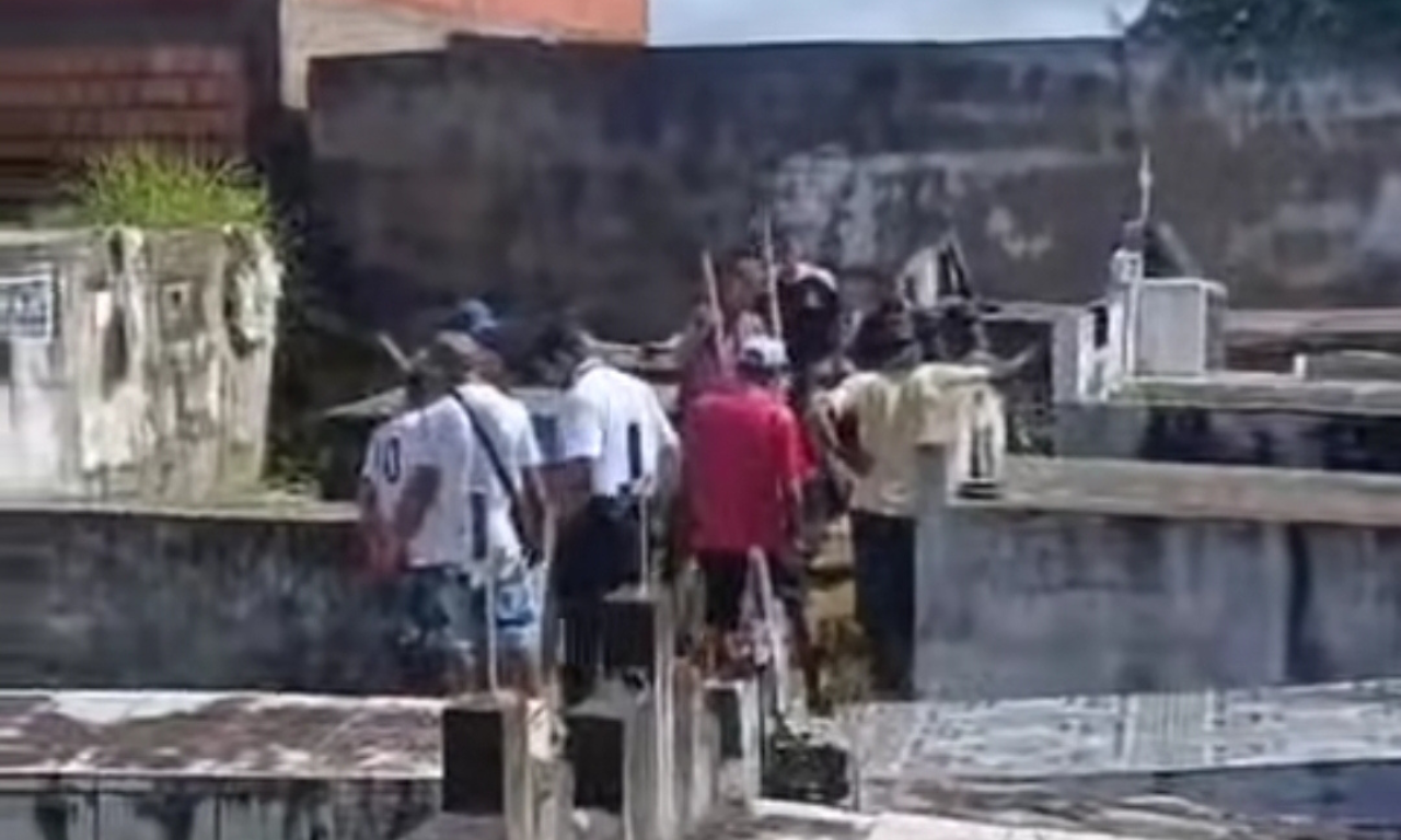 Família cava cova de bebê. Foto: redes sociais