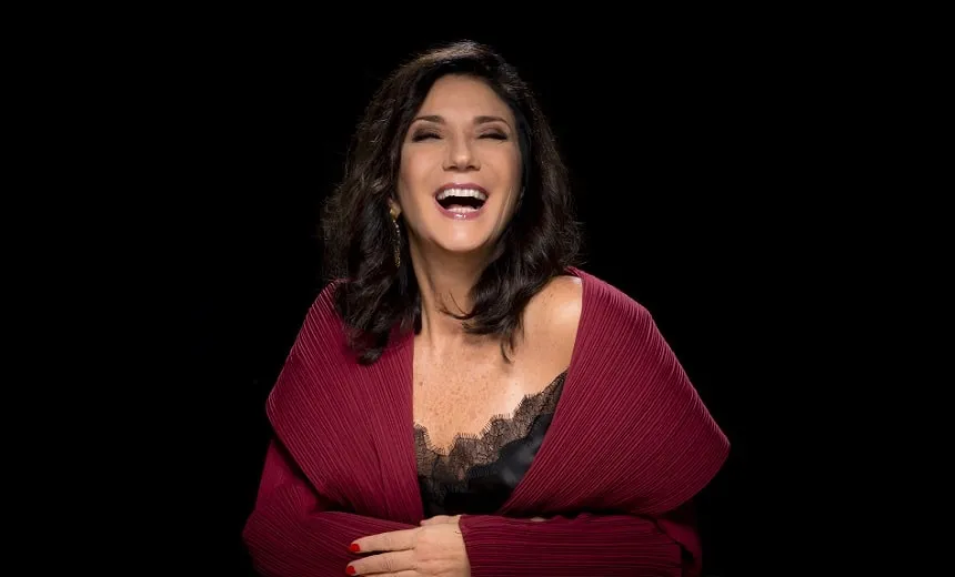 Zizi Possi apresenta "40 anos de música" no TCA, neste domingo