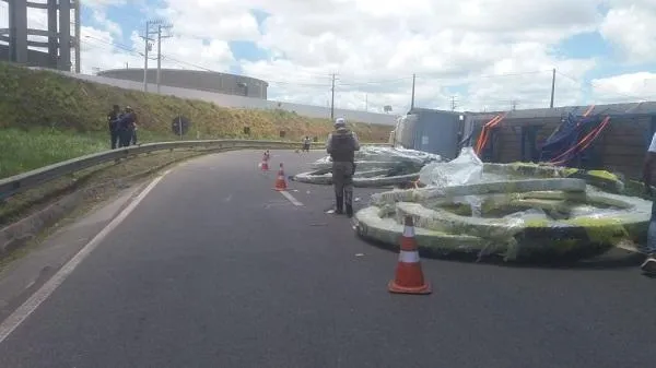 Caminhão tomba e deixa trânsito lento na região do Cia/Aeroporto 