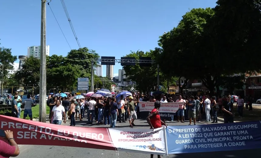 Servidores municipais protestam e trânsito fica lento na região da Lapa