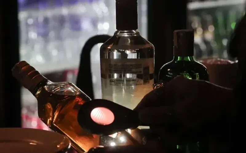 Casos recentes de intoxicação por metanol em outras regiões do país reforçam a importância de consumir bebidas de procedência confiável e verificar lacres e rótulos antes do consumo/Foto: Divulgação / SSP-SP