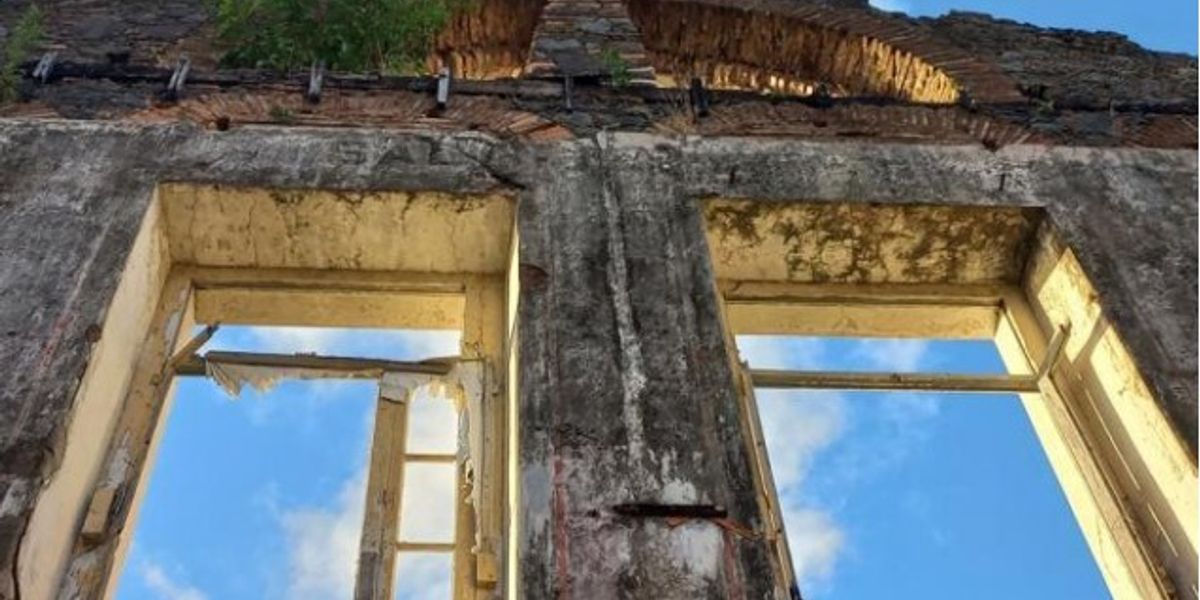 Um dos anexos do prédio da Faculdade de Medicina da Ufba está em ruínas | Foto: Iphan