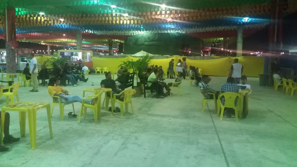 ‘SAINDO NO LIXO’: Público fiel aguarda até de manhã o último show do primeiro dia do Arraiá do Galinho