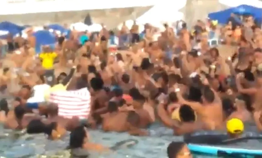 DJ faz “micareta na água” no Porto da Barra e vídeos viralizam; assista