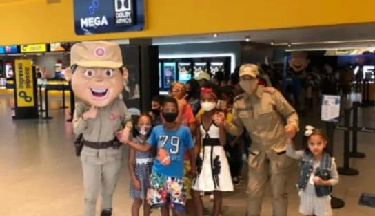 Ação solidária: Polícia Militar leva 60 jovens ao cinema em Vitória da Conquista
