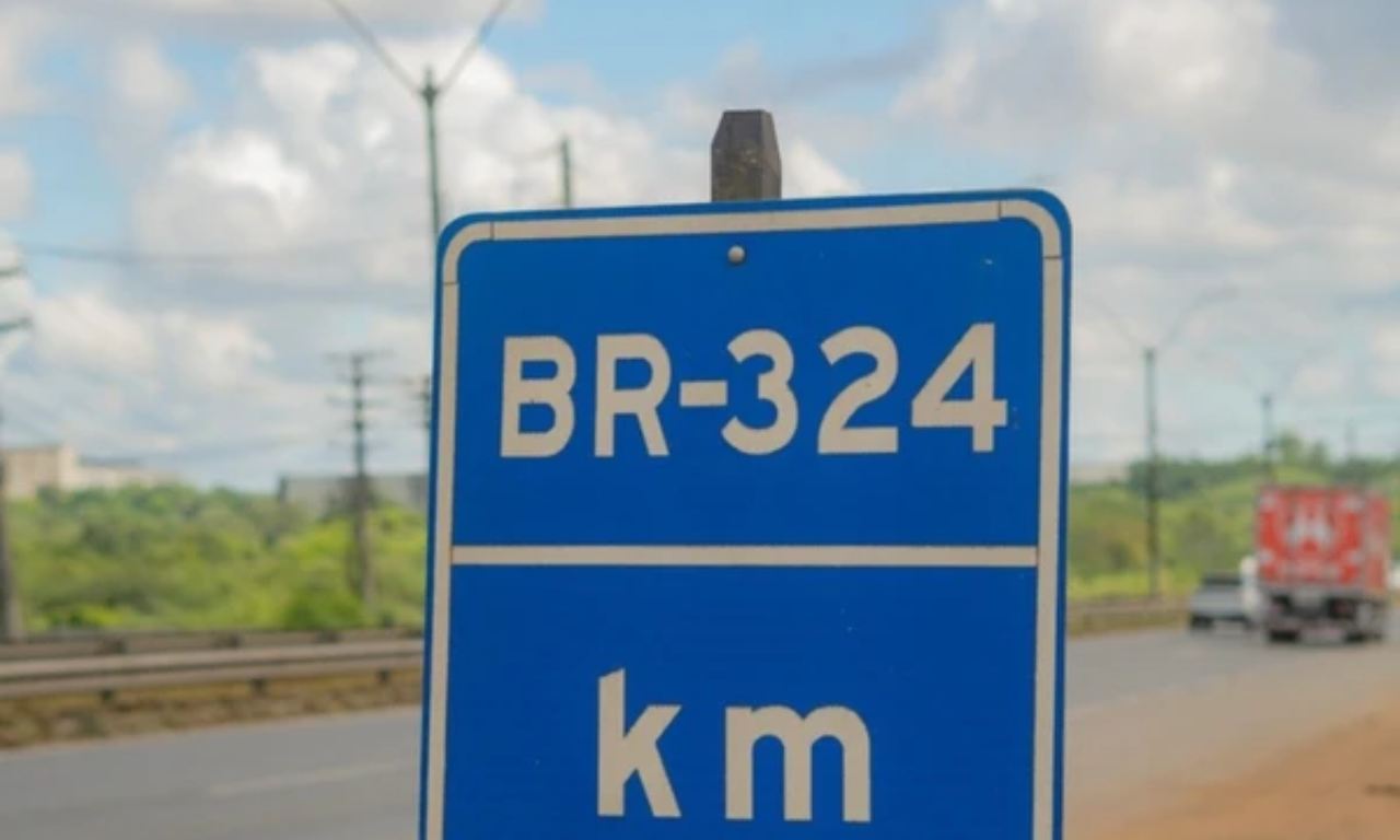 Feriado de 7 de Setembro: colis&atilde;o interdita faixa da BR-324 em Sim&otilde;es Filho. Foto: Divulga&ccedil;&atilde;o