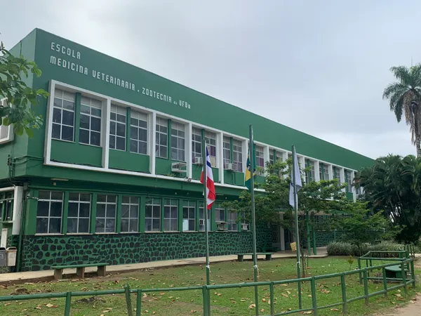 Um dia antes de ameaçar cortar o cabelo da estudante, ele publicou uma mensagem nas redes sociais, insinuando que algo aconteceria. | Foto: Divulgação/Ufba
