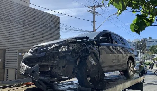 Carro bate em poste e acidente causa congestionamento no trânsito do Rio Vermelho, em Salvador 