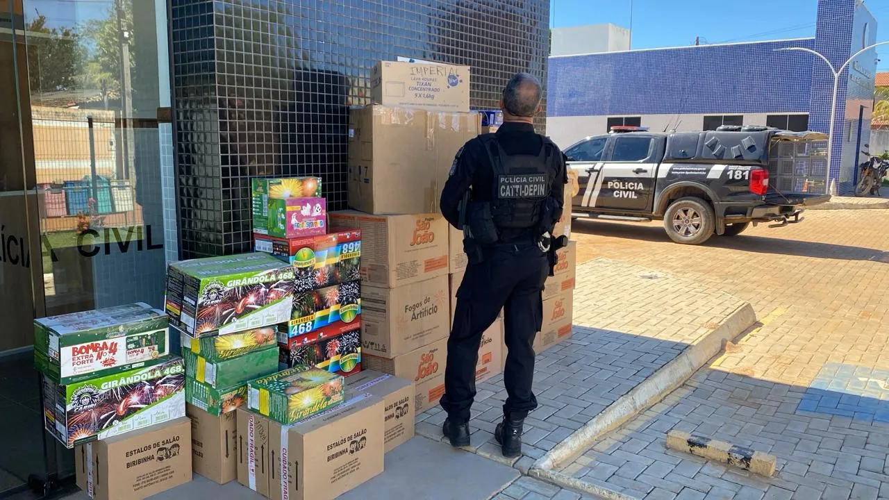 Polícia Civil apreendeu cerca de 32 mil fogos irregulares durante a Operação Em Chamas, realizada em cidades do interior da Bahia, nesta quarta-feira (10).