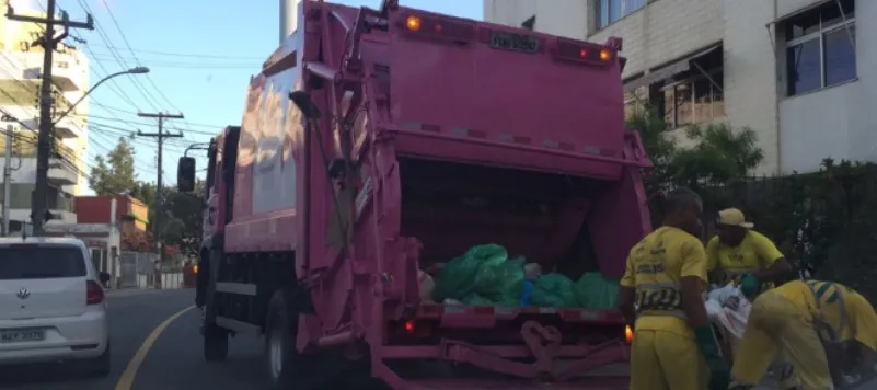Caminhão de lixo personalizado circula pela capital em apoio a campanha Outubro Rosa