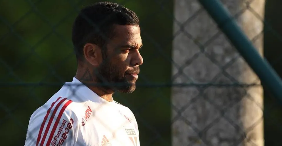 Daniel Alves paga fiança de mais de R$ 5 milhões e deve deixar a prisão hoje