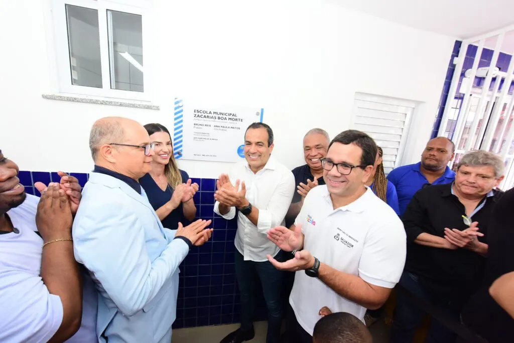 Foto da cerimônia de inauguração da escola municipal 