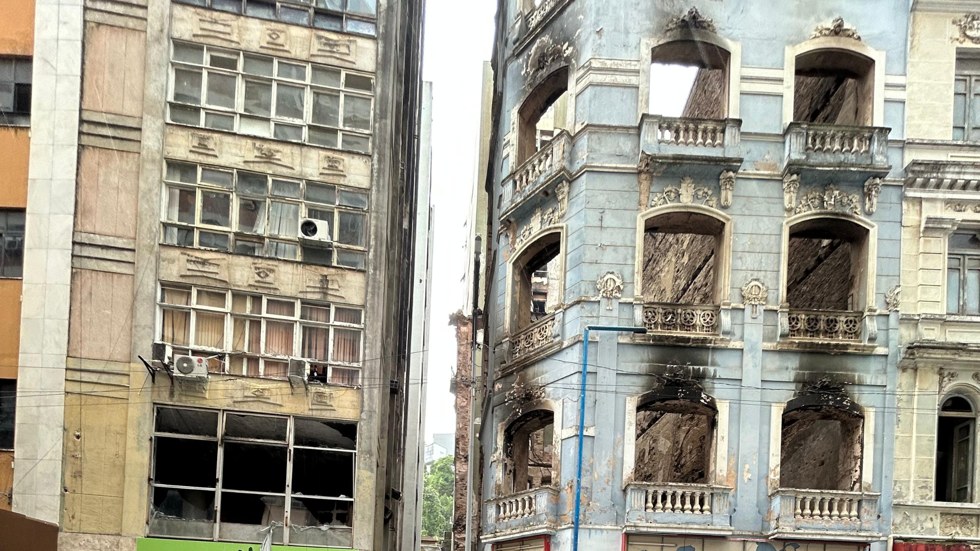 Um casarão no bairro do Comércio desaba após incêndio. Foto: Defesa Civil