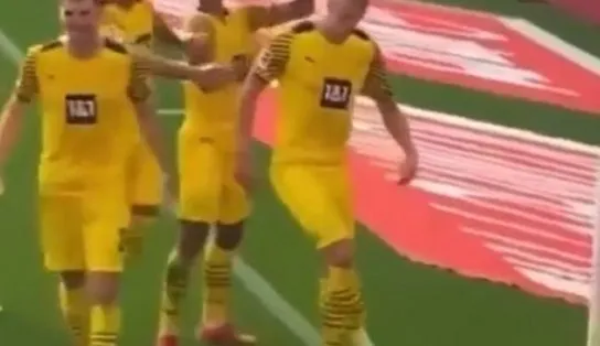 Pode isso? jogador do Borussia Dortmund bebe cerveja em campo durante comemoração de gol; assista