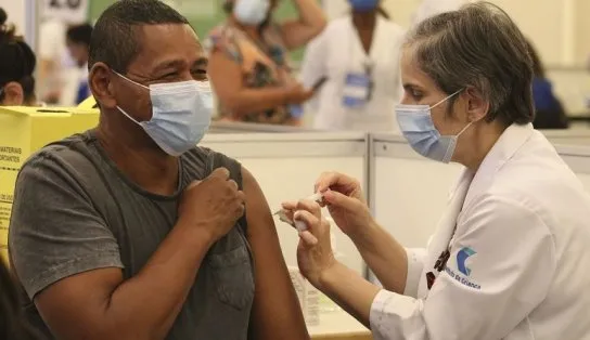Governo dispensa licitação para compra das vacinas contra Covid-19 no valor de R$ 8 bilhões