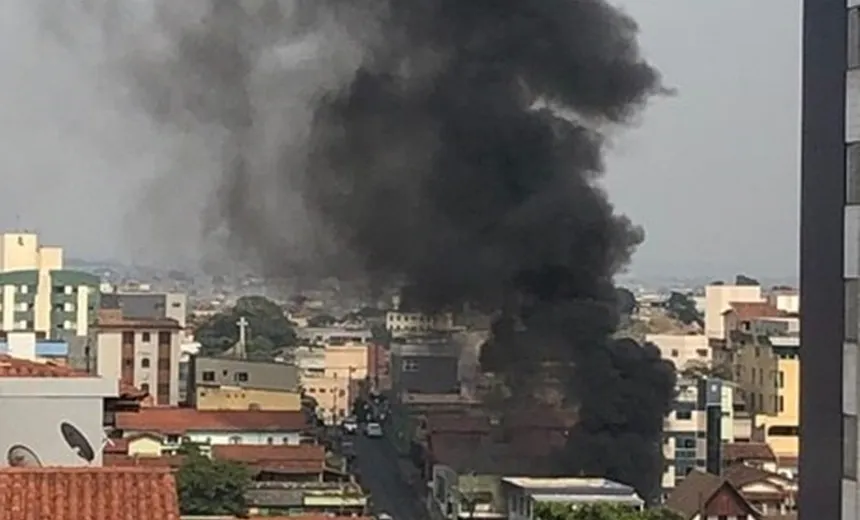 Avião de pequeno porte cai sobre carros em bairro residencial de Belo Horizonte