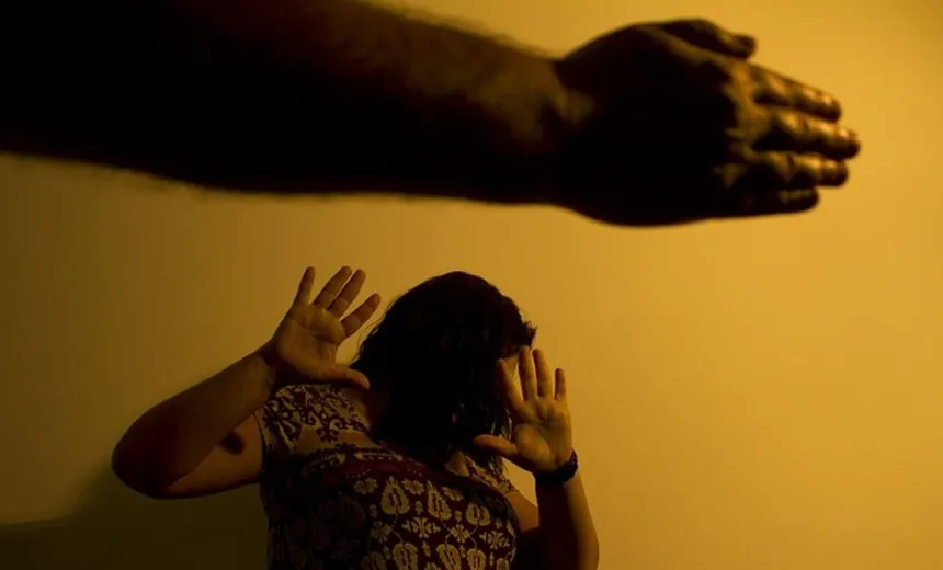 Violência doméstica atinge mais mulheres que trabalham fora, diz estudo