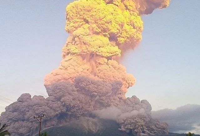 Vulcão em erupção na Indonésia. Foto: Reprodução / SBT News