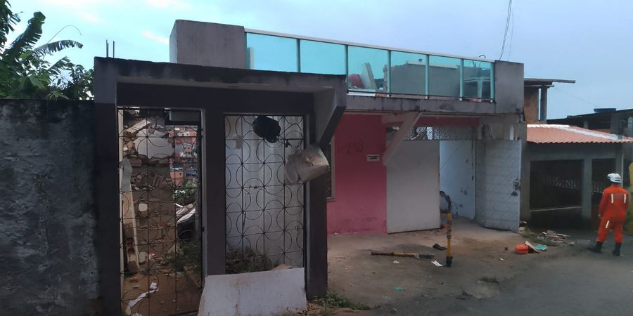 Defesa Civil informou que o desabamento em Piraj&aacute; atingiu mais seis im&oacute;veis da vizinhan&ccedil;a