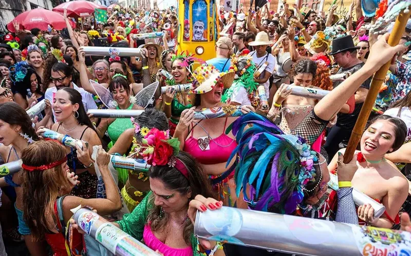 Durante o Carnaval, milhões de pessoas circulam pelos circuitos oficiais da festa, o que aumenta significativamente o volume de ocorrências relacionadas à perda de documentos pessoais/Foto: Fernando Maia