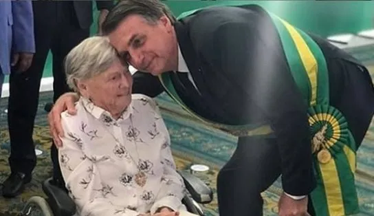 Mãe de Bolsonaro recebe segunda dose da CoronaVac aos 93 anos; "exemplo", diz Dória