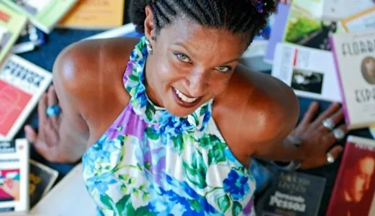 Atriz e escritora Elisa Lucinda lança livro na Casa do Benin, em Salvador, neste sábado