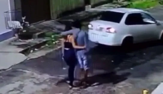 Vídeo mostra momento que motorista por aplicativo foi baleado na tentativa de assalto em Itapuã; casal é suspeito