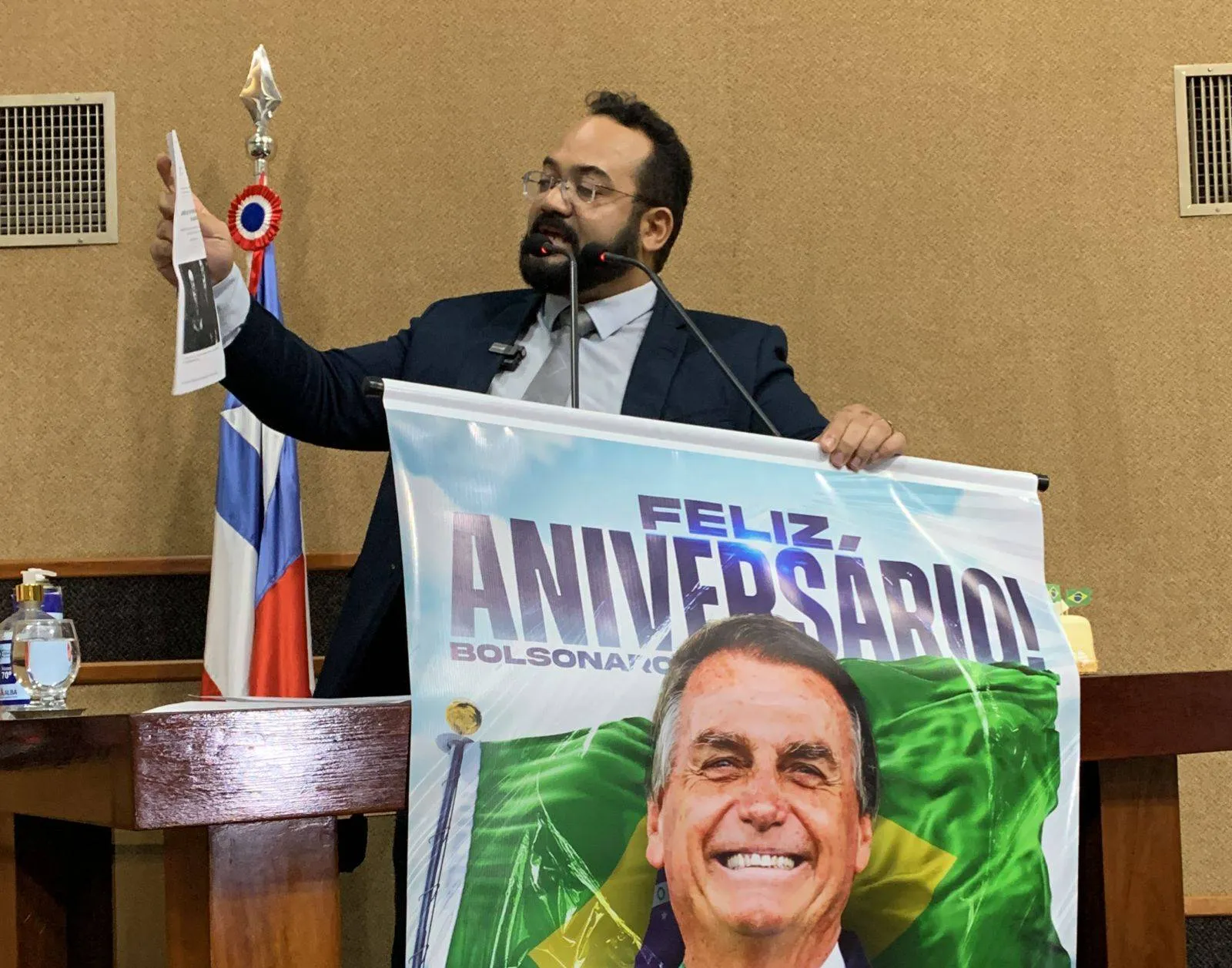 Com direito a bolo e parabéns, deputado homenageia Jair Bolsonaro durante sessão na AL-BA