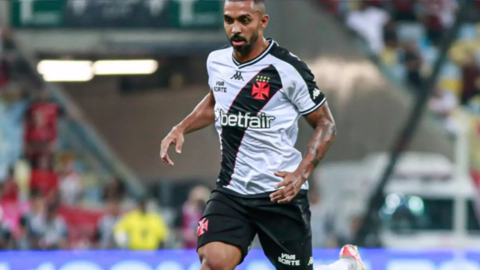 Lateral do Vasco é convocado e vai se juntar à seleção brasileira na Ásia