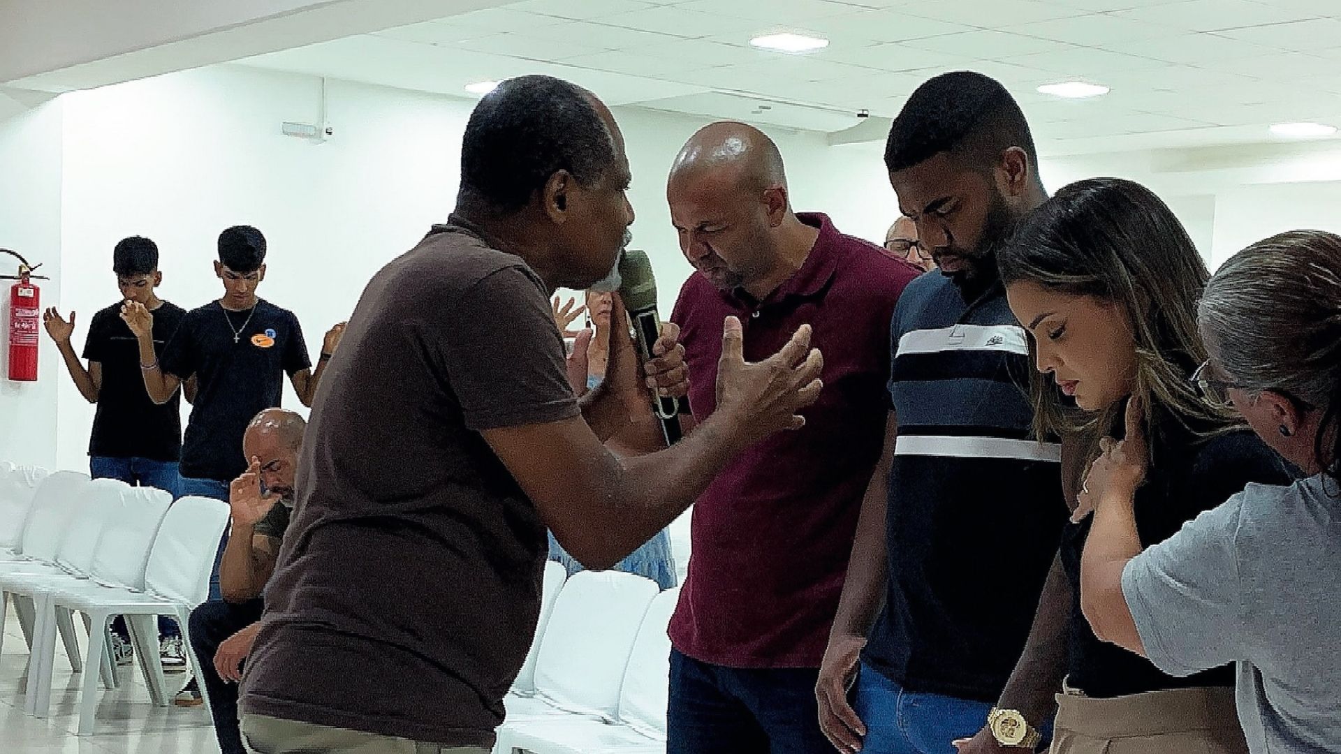 Davi Brito e esposa na igreja 