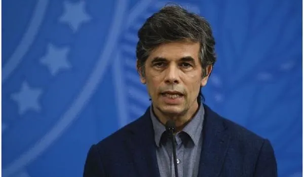 Em coletiva, ministro da saúde é informado por jornalista sobre inclusão de novo setores essenciais; "saiu hoje?"