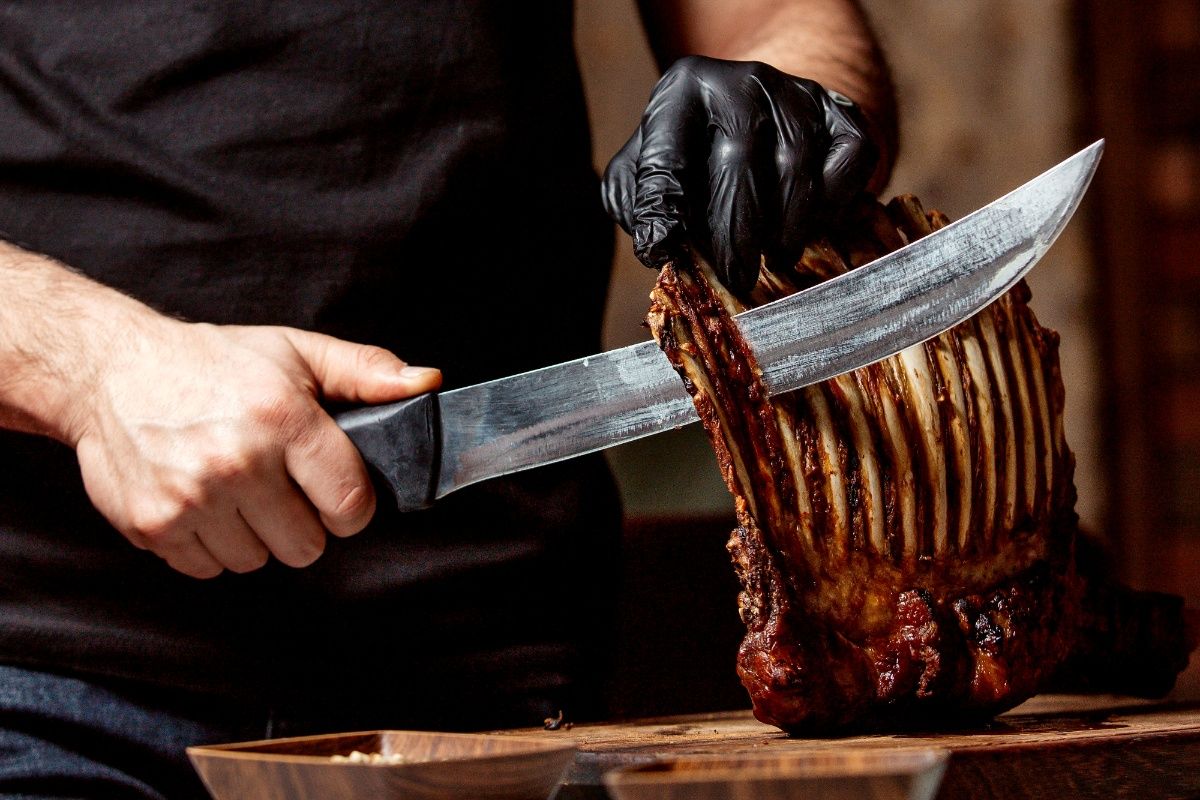 Dentre as vagas de emprego ofertadas nesta terça estão churrasqueiro, repositor de mercadoria, vendedor externo, aux. de cozinha e garçom. Foto: Freepik