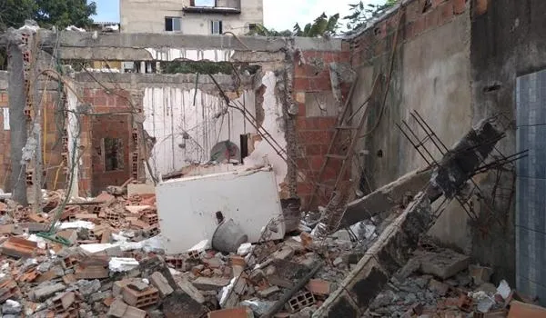   Homem morre após laje de casa desabar em Lauro de Freitas; corpo ficou preso nos escombros 