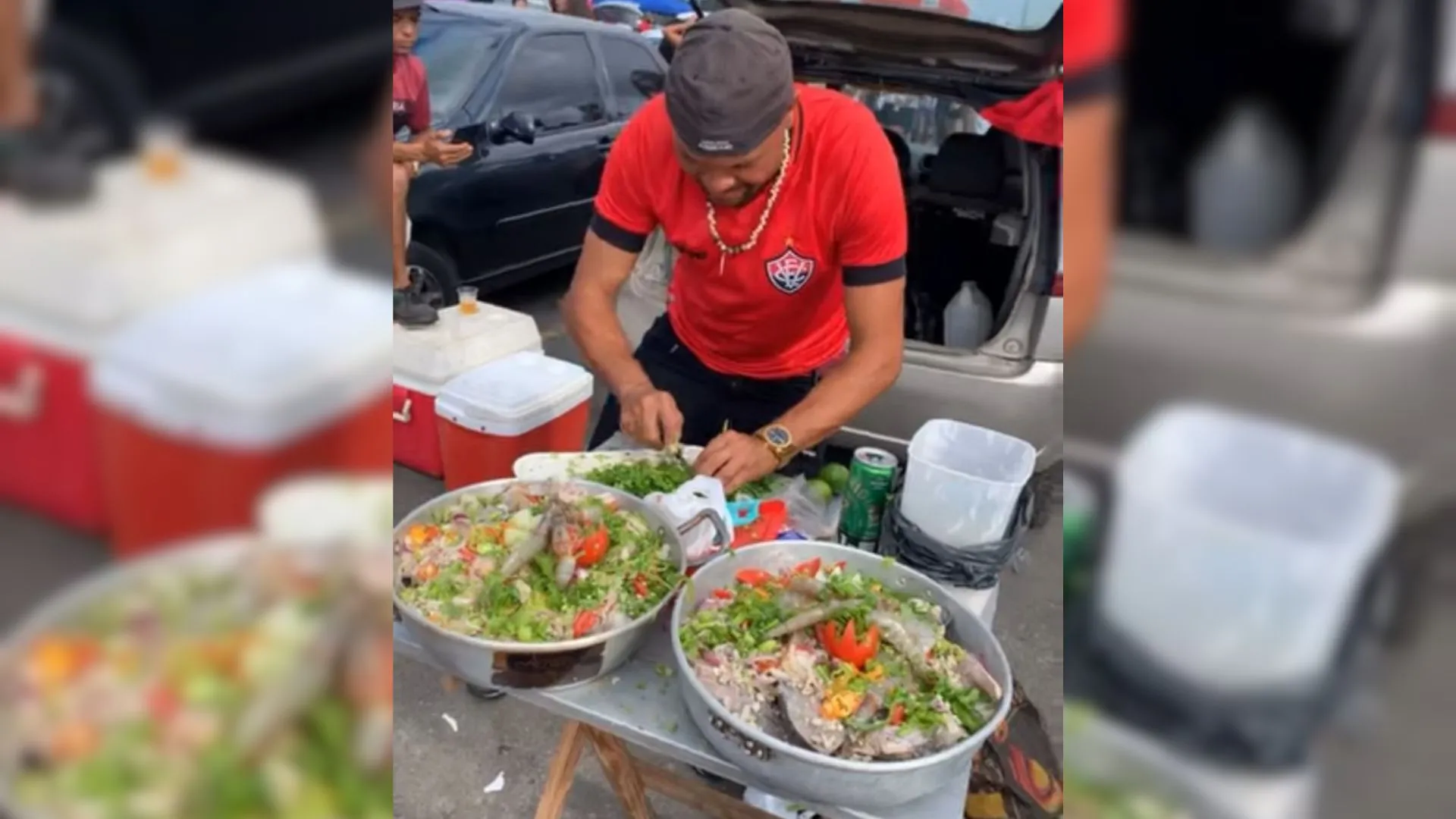 Torcedor do Vitória prepara moqueca no Barradão