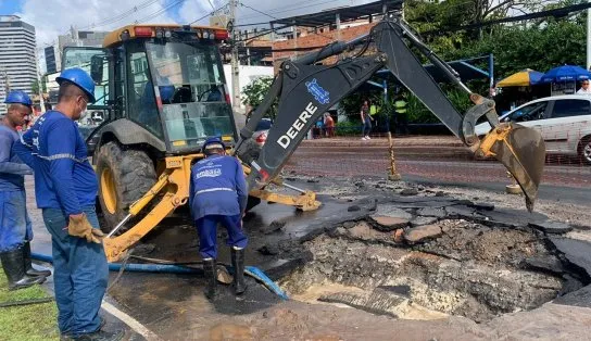 Rompimento de adutora abre cratera na pista e congestiona trânsito na Avenida ACM, em Salvador; assista 