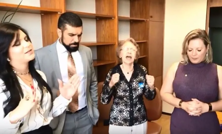 Deputada realiza culto em gabinete que já foi de Lula para o “exorcizar”; assista