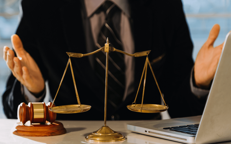 Para concorrer ao cargo de defensor p&uacute;blico, &eacute; necess&aacute;rio ter forma&ccedil;&atilde;o em Direito e, geralmente, comprovar pr&aacute;tica jur&iacute;dica m&iacute;nima, conforme as regras do edital/Foto: Freepik