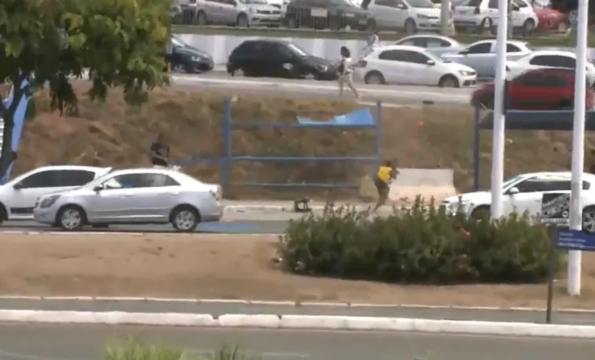 Vídeo mostra redemoinho destruindo ponto de ônibus na ACM; “muito assustada”