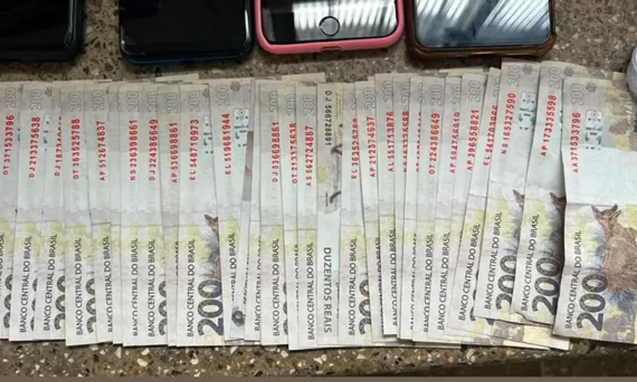 Grupo &eacute; flagrado com dinheiro falso ap&oacute;s fazer compras em lojas na Bahia. Foto: PMBA