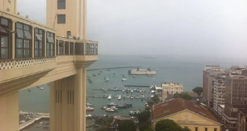 TEMPO FECHADO: Chuva continua com períodos intensos em Salvador; Motoristas precisam ter cautela no trânsito