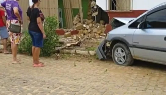 Motorista perde controle de veículo, invade calçada e atinge uma casa na cidade de Maracás 