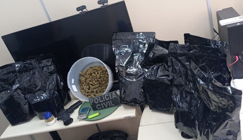 O homem foi preso após descumprir uma medida protetiva e estar em posse do skunk. Foto: Divulgação/SSP-BA