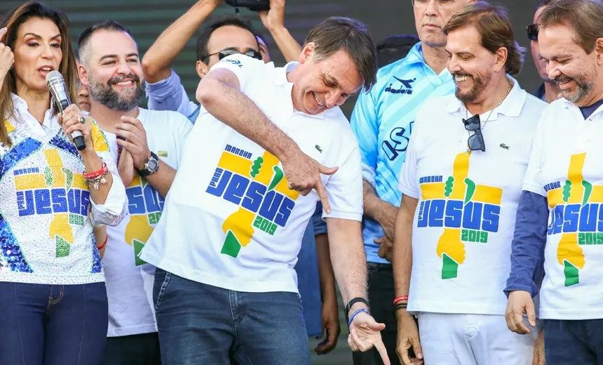 Na Marcha por Jesus, Bolsonaro volta a defender decretos de armas