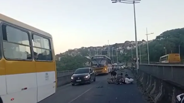 motociclista fica ferido após acidente na ligação Lobato-Pirajá, em Salvador.| Reprodução: Redes Sociais