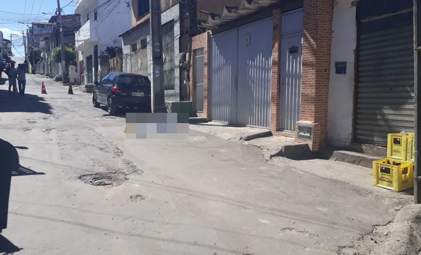 Homem morre e criança é baleada durante ataque no bairro de Itapuã