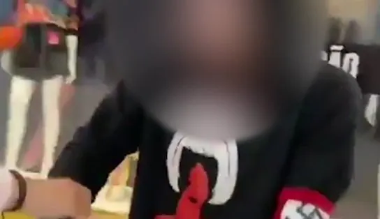 Com símbolo nazista no braço, jovem é expulso de shopping em Caruaru; veja vídeo