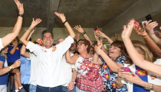 ACM Neto é recebido por centenas de apoiadores durante votação em Salvador e afirma: "Vamos ter uma virada histórica"